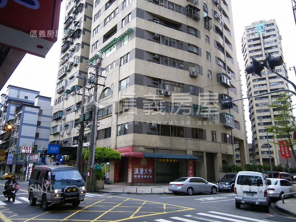 雅典王朝Ｂ高樓四房車位房屋室內格局與周邊環境