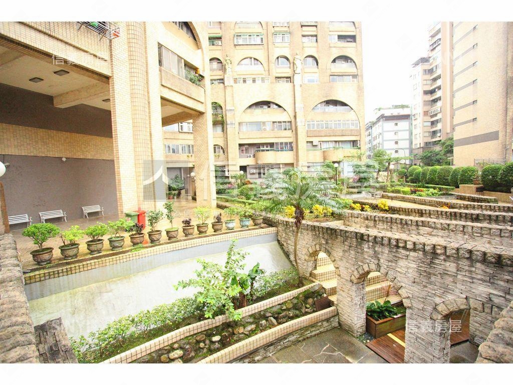 雅典王朝Ｂ高樓四房車位房屋室內格局與周邊環境