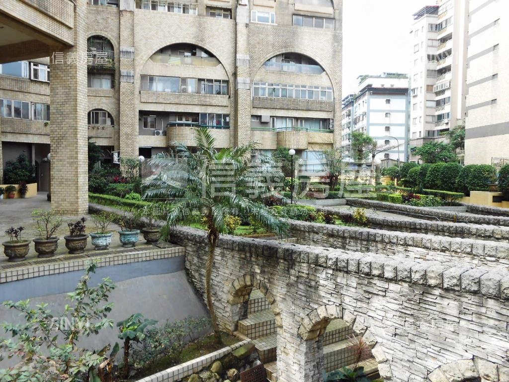 雅典王朝Ｂ高樓四房車位房屋室內格局與周邊環境