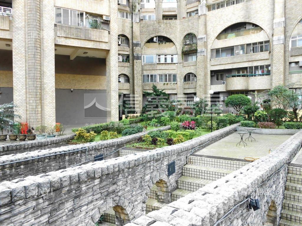 雅典王朝Ｂ高樓四房車位房屋室內格局與周邊環境