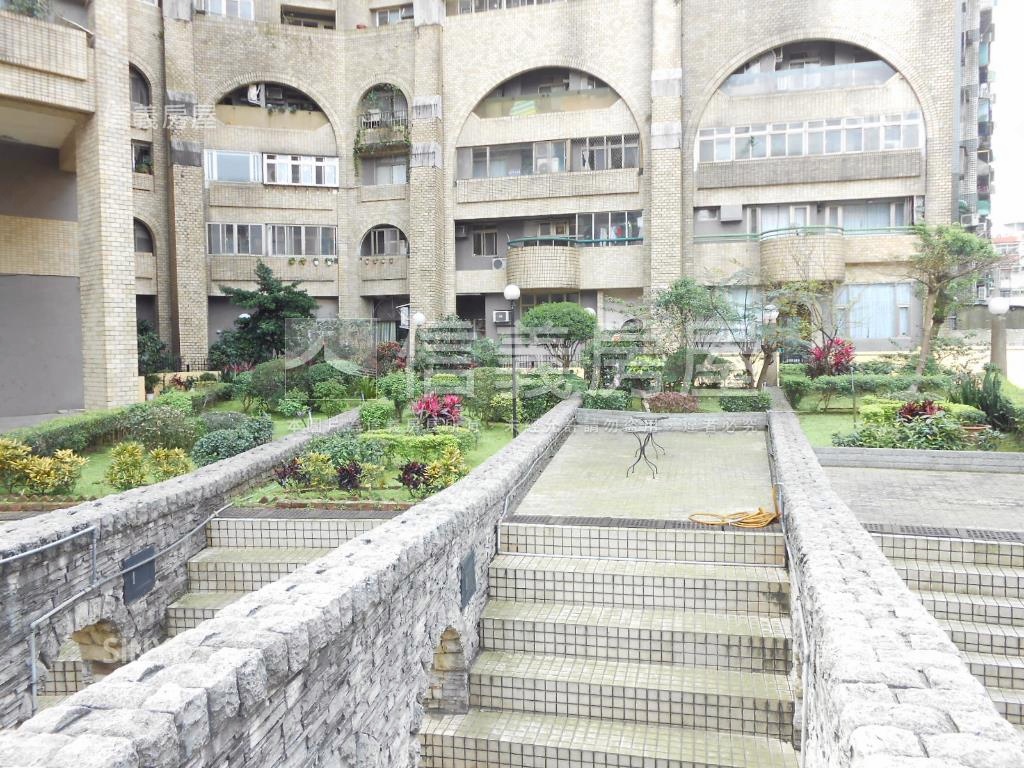 雅典王朝Ｂ高樓四房車位房屋室內格局與周邊環境