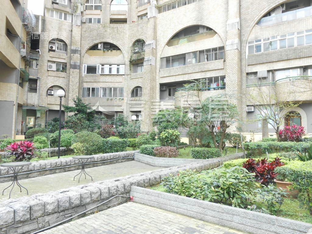 雅典王朝Ｂ高樓四房車位房屋室內格局與周邊環境