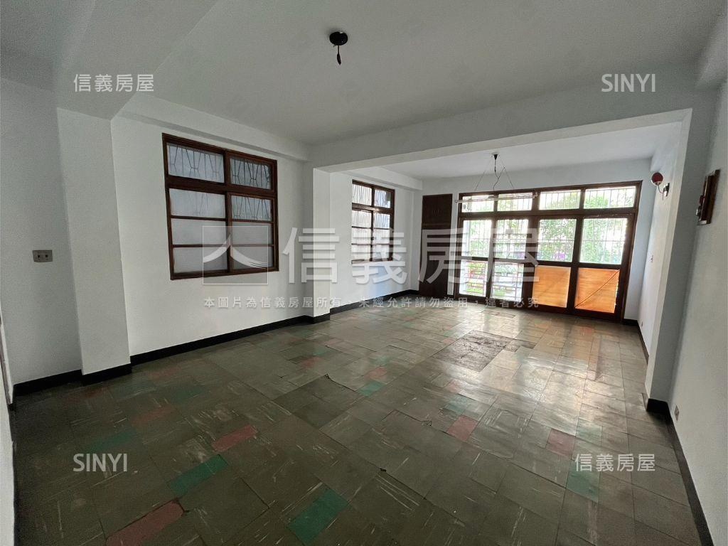 正臨雙十路邊間稀有金店面房屋室內格局與周邊環境