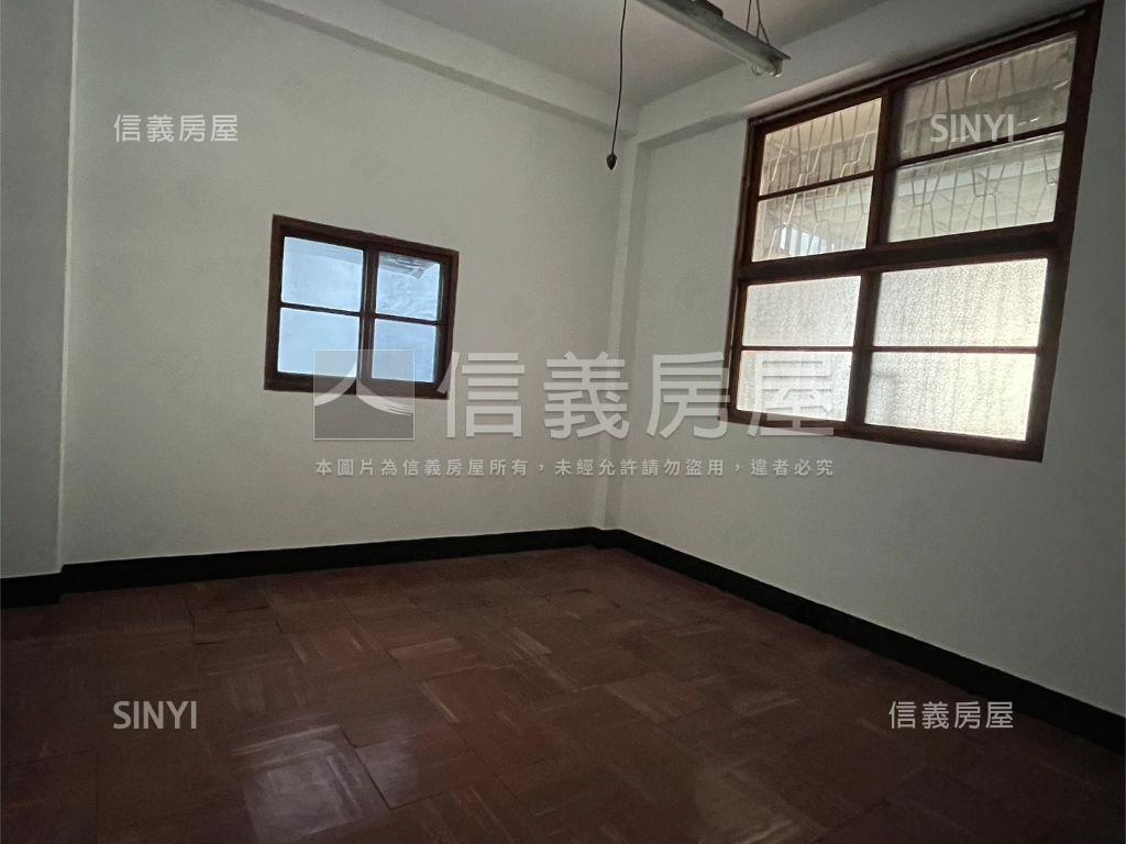 正臨雙十路邊間稀有金店面房屋室內格局與周邊環境