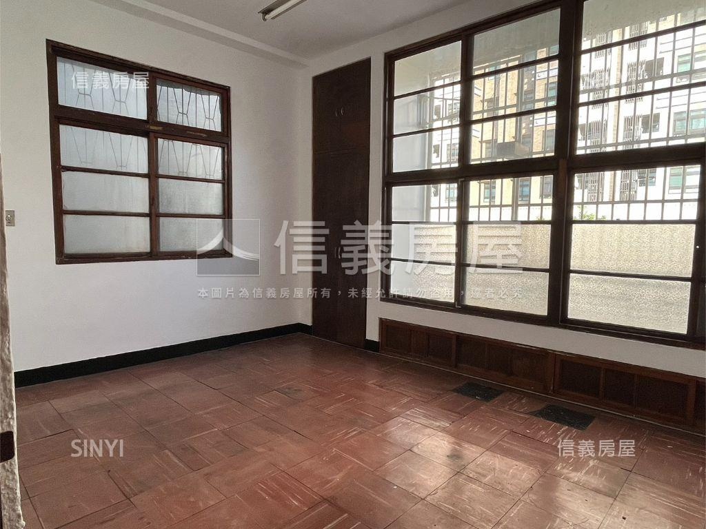 正臨雙十路邊間稀有金店面房屋室內格局與周邊環境