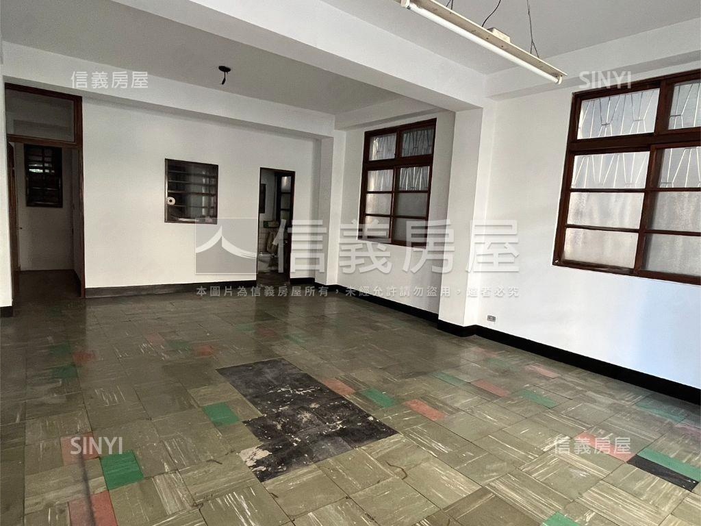 正臨雙十路邊間稀有金店面房屋室內格局與周邊環境