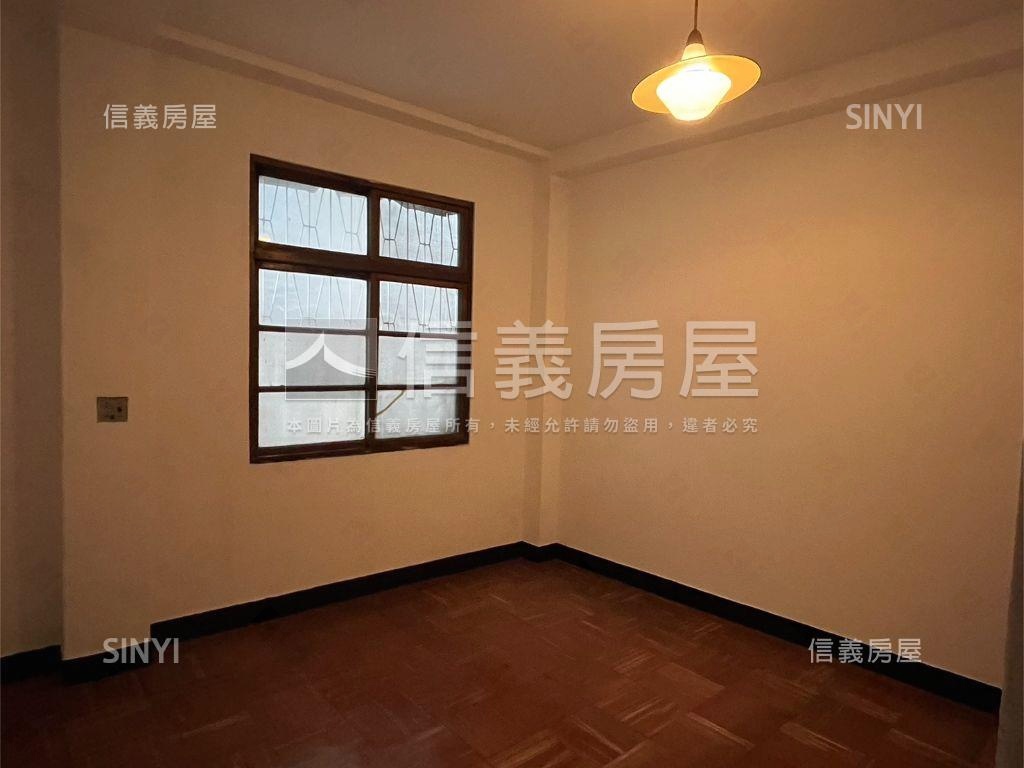 正臨雙十路邊間稀有金店面房屋室內格局與周邊環境