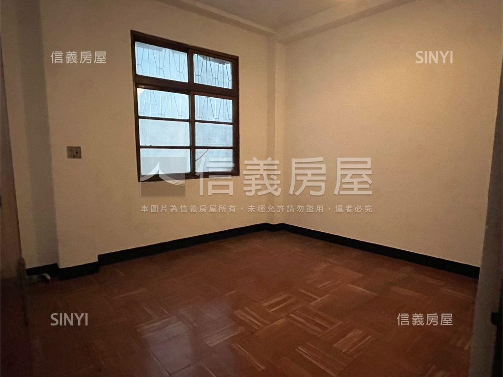 正臨雙十路邊間稀有金店面房屋室內格局與周邊環境