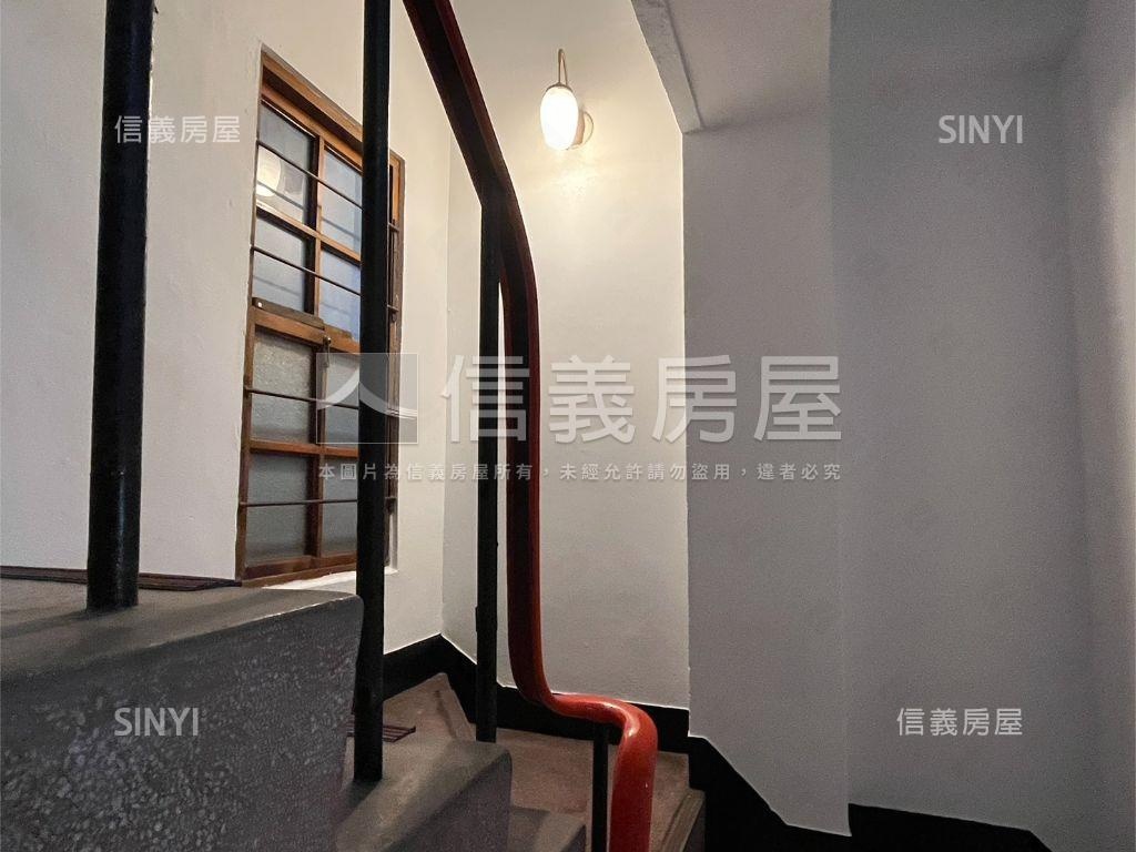 正臨雙十路邊間稀有金店面房屋室內格局與周邊環境