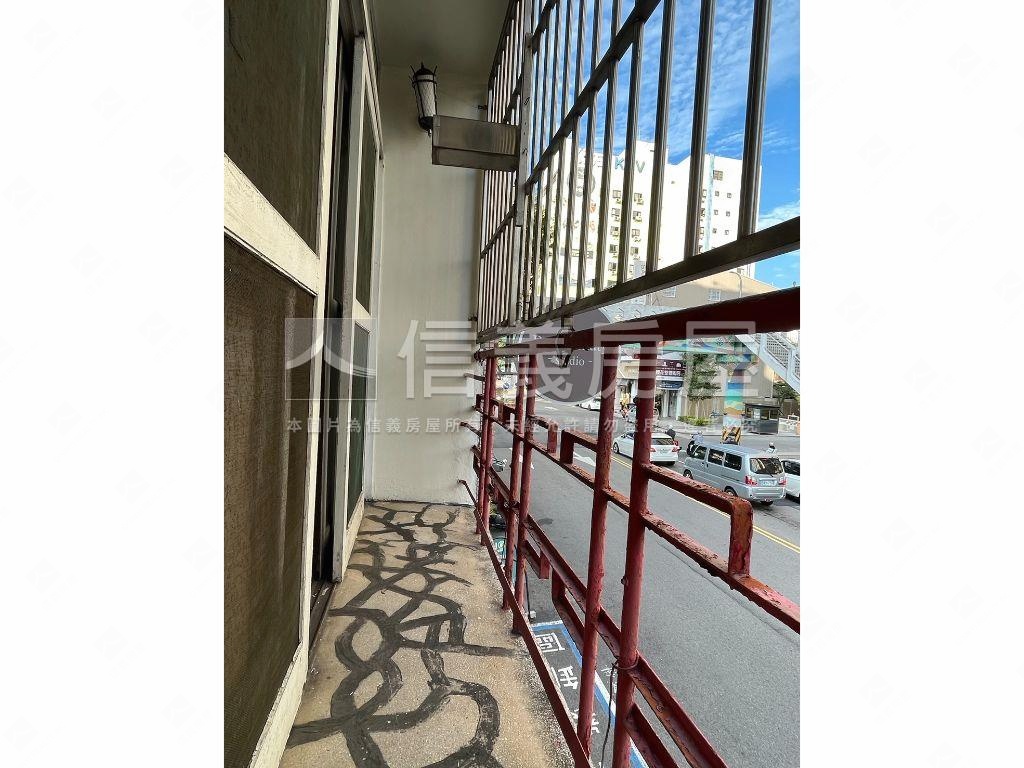 正臨雙十路邊間稀有金店面房屋室內格局與周邊環境
