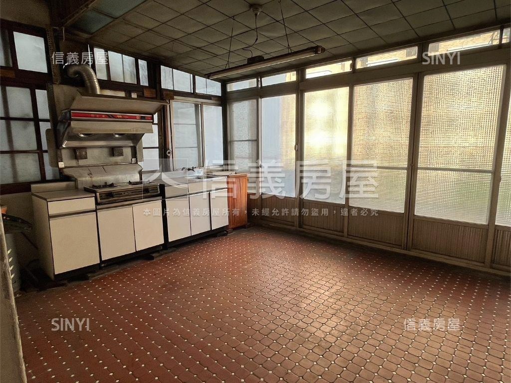 正臨雙十路邊間稀有金店面房屋室內格局與周邊環境