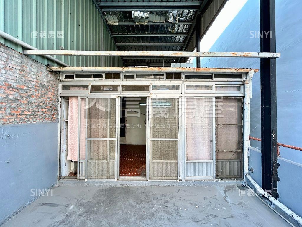 正臨雙十路邊間稀有金店面房屋室內格局與周邊環境