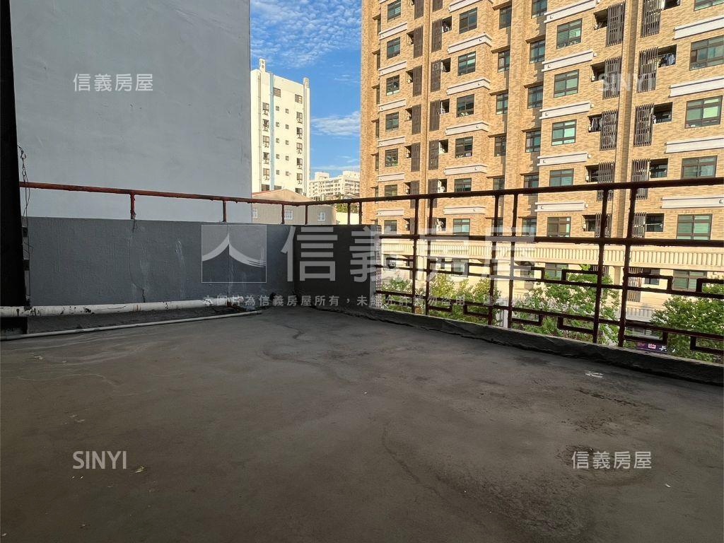 正臨雙十路邊間稀有金店面房屋室內格局與周邊環境