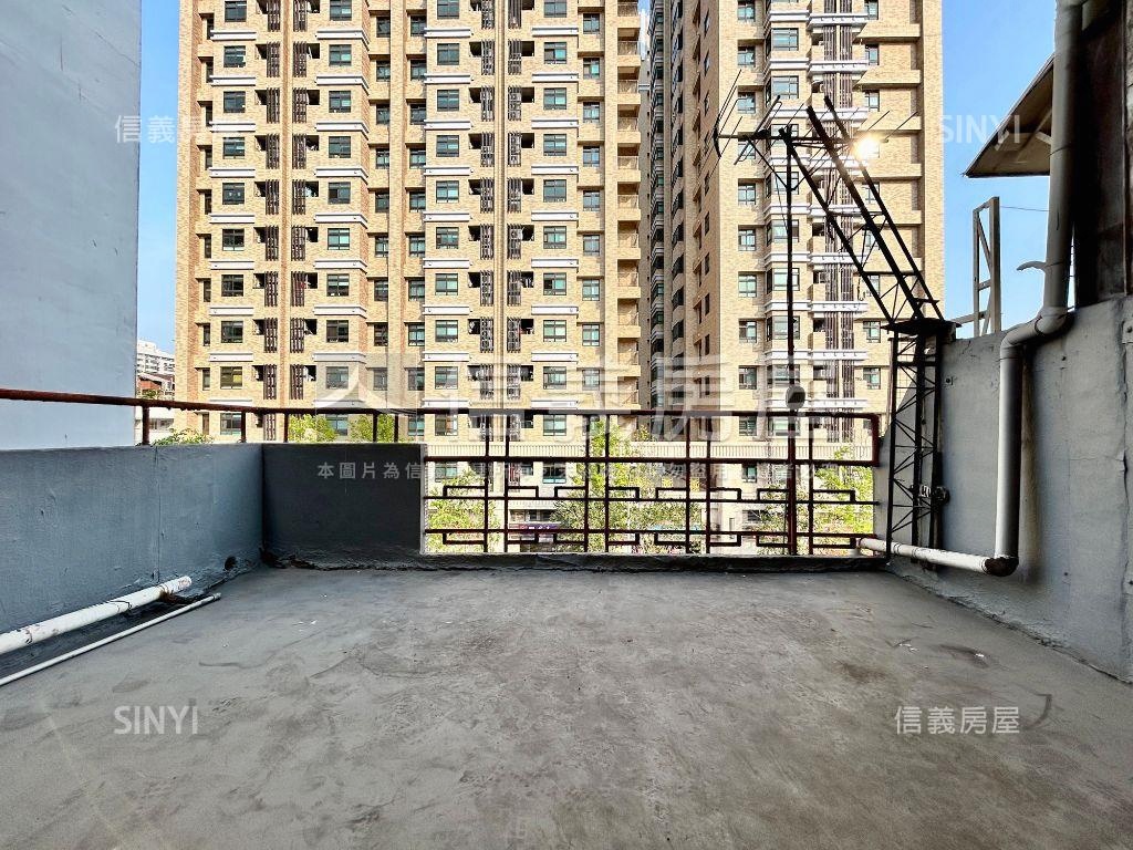 正臨雙十路邊間稀有金店面房屋室內格局與周邊環境