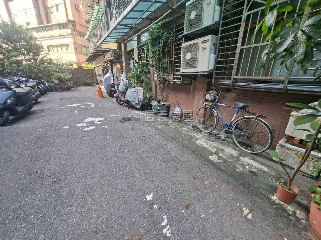 大面寬格局方正一樓房屋室內格局與周邊環境