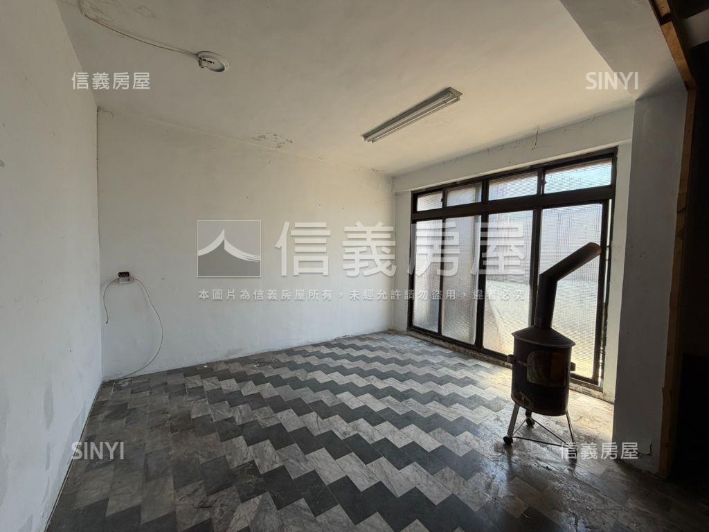 春日路大面寬透天店面房屋室內格局與周邊環境