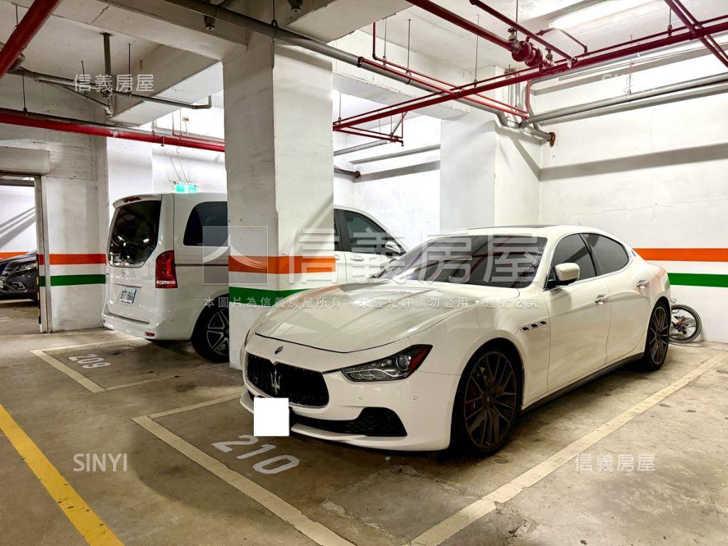 世紀皇家高樓四房Ｂ１車位房屋室內格局與周邊環境