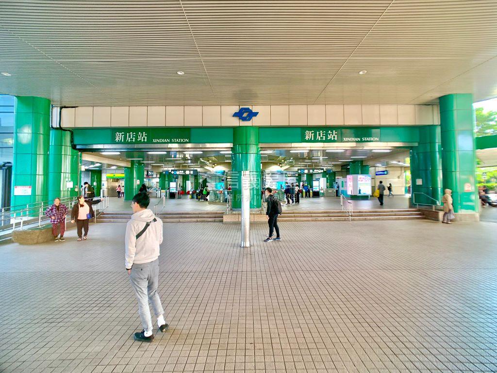 碧潭捷運海悅２房＋車位房屋室內格局與周邊環境