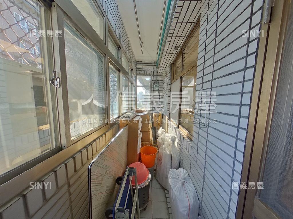 近萬隆站雙併住辦有車位房屋室內格局與周邊環境