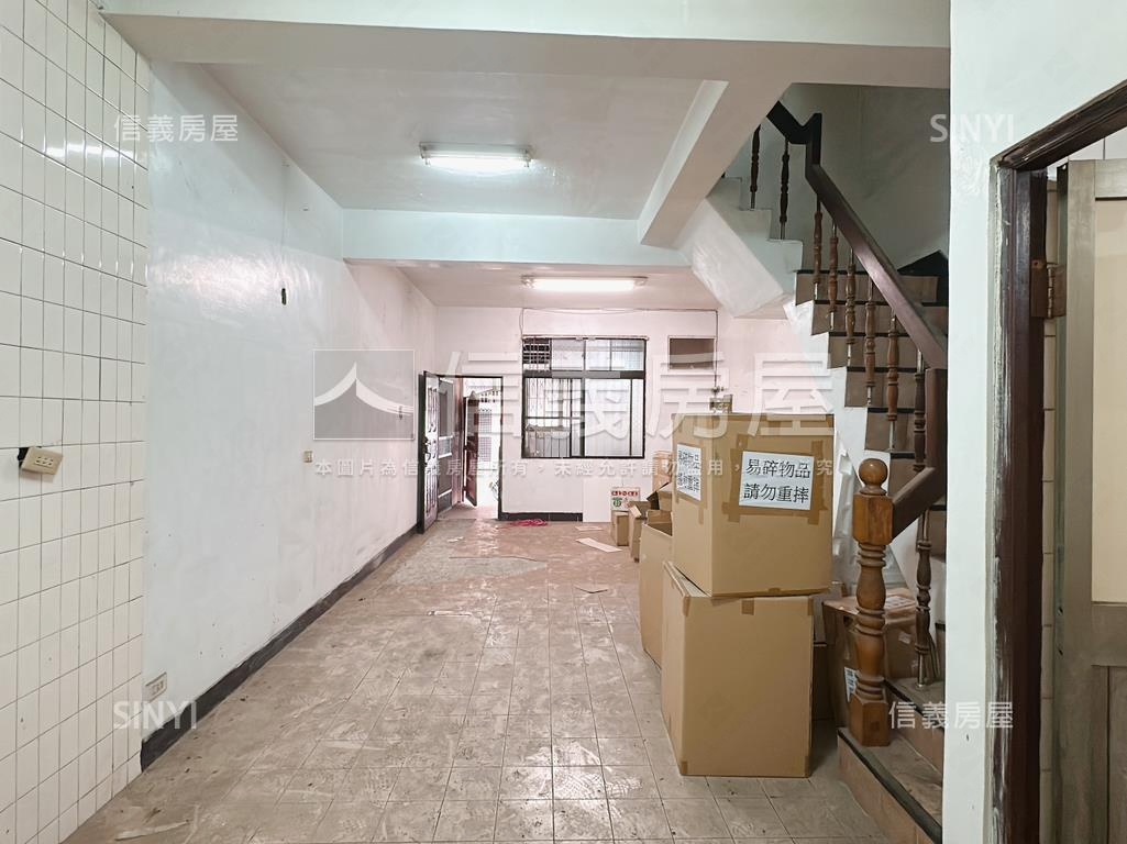 左營榮總商圈活巷透天房屋室內格局與周邊環境