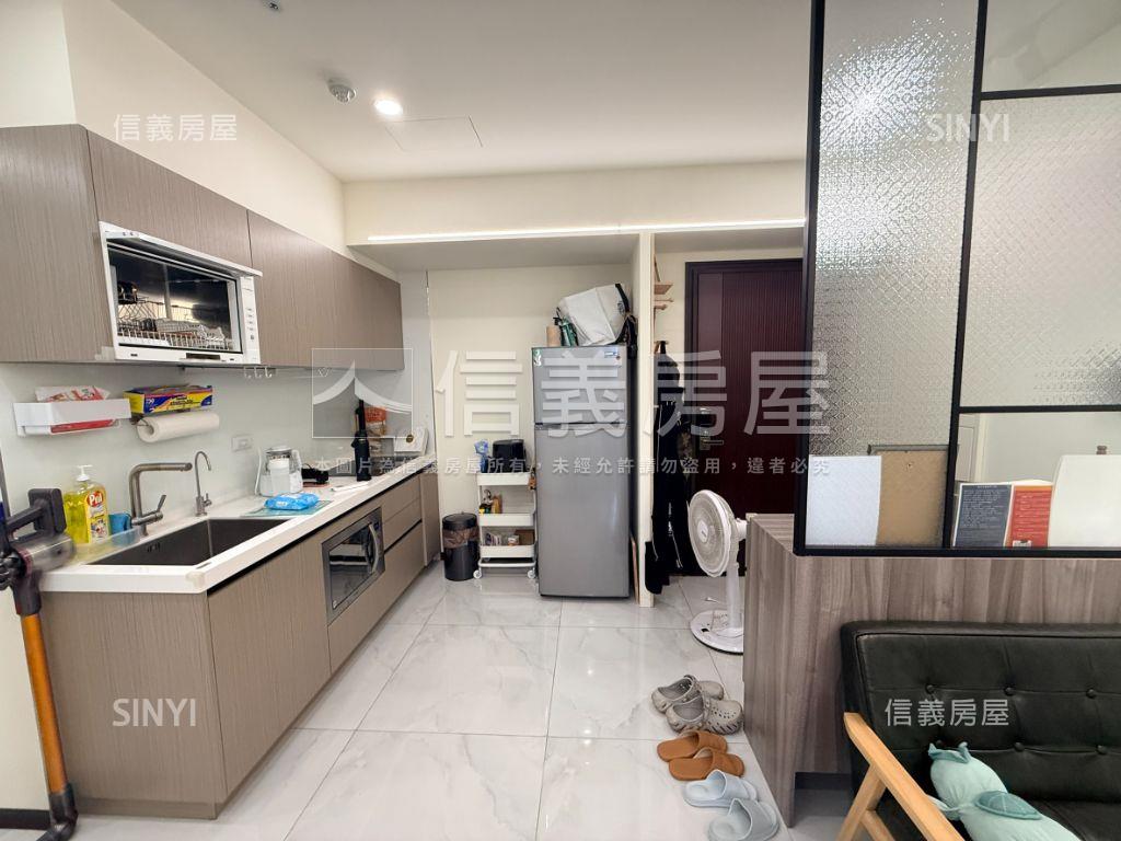 專任新碩華御朝南2房車位房屋室內格局與周邊環境