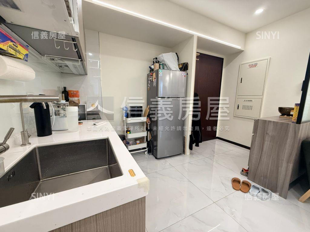 專任新碩華御朝南2房車位房屋室內格局與周邊環境