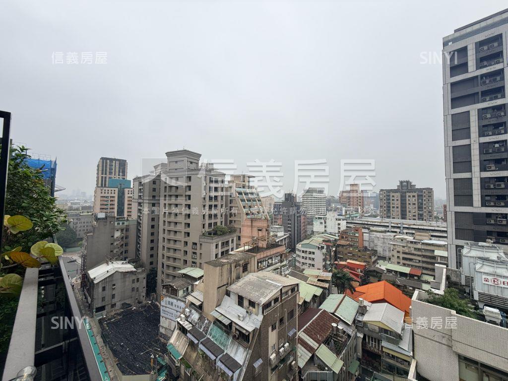 專任新碩華御朝南2房車位房屋室內格局與周邊環境