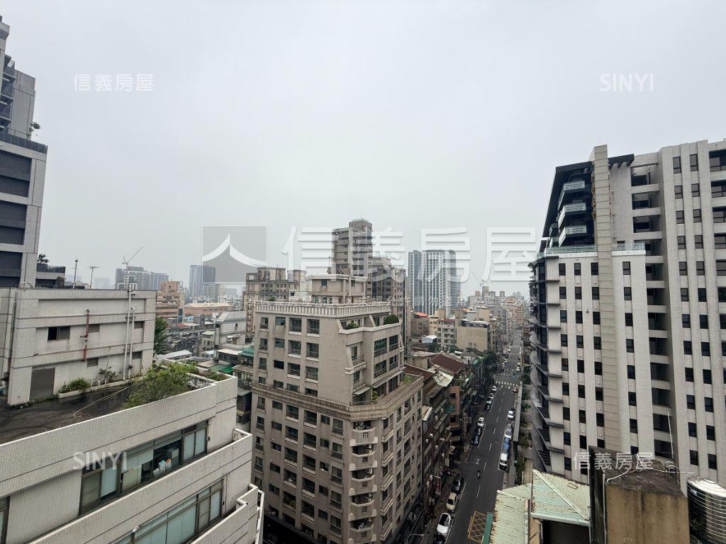 專任新碩華御朝南2房車位房屋室內格局與周邊環境