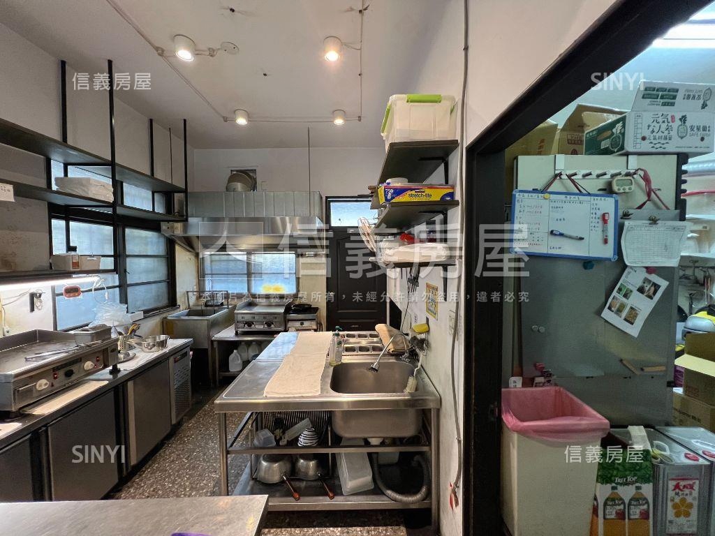 大面寬美術館朝南別墅房屋室內格局與周邊環境