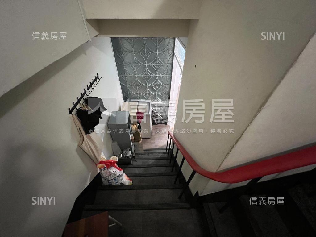 大面寬美術館朝南別墅房屋室內格局與周邊環境