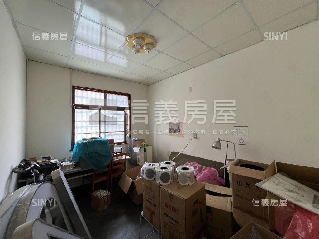 大面寬美術館朝南別墅房屋室內格局與周邊環境