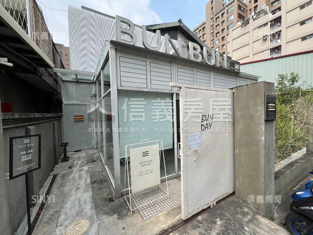 大面寬美術館朝南別墅房屋室內格局與周邊環境