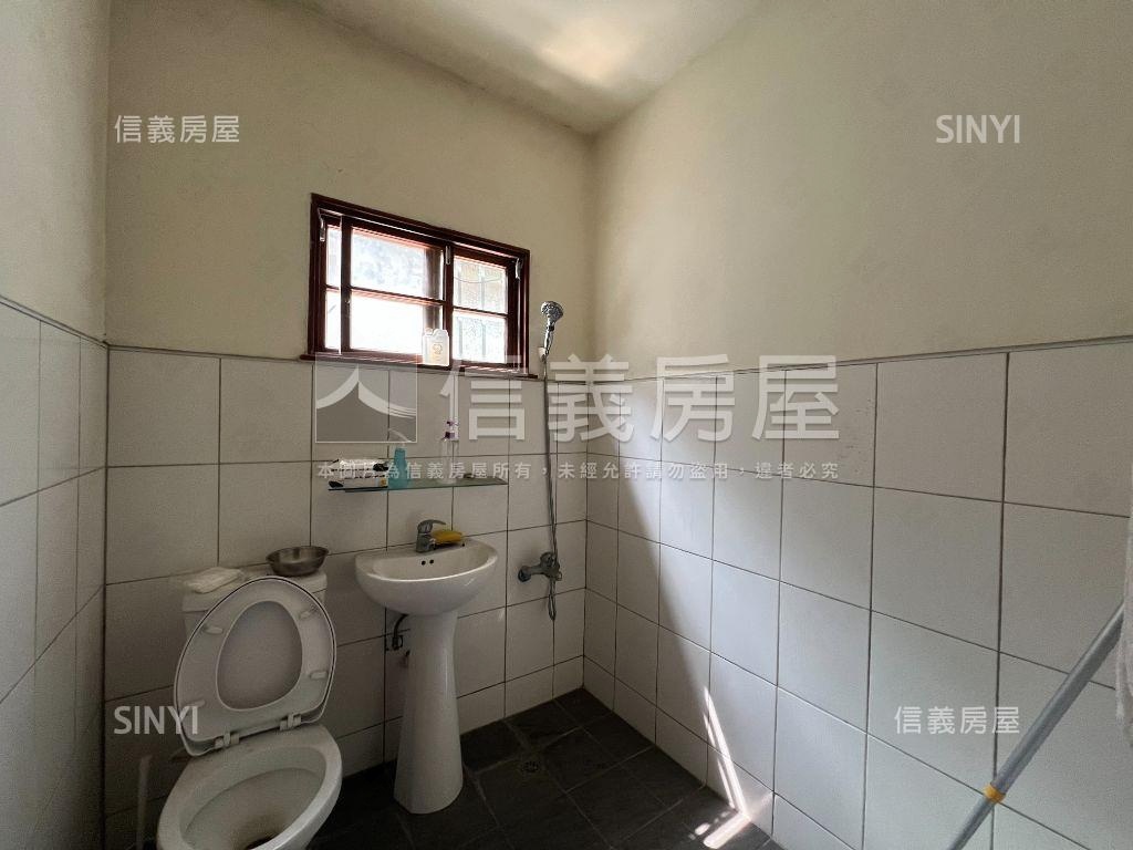 大面寬美術館朝南別墅房屋室內格局與周邊環境