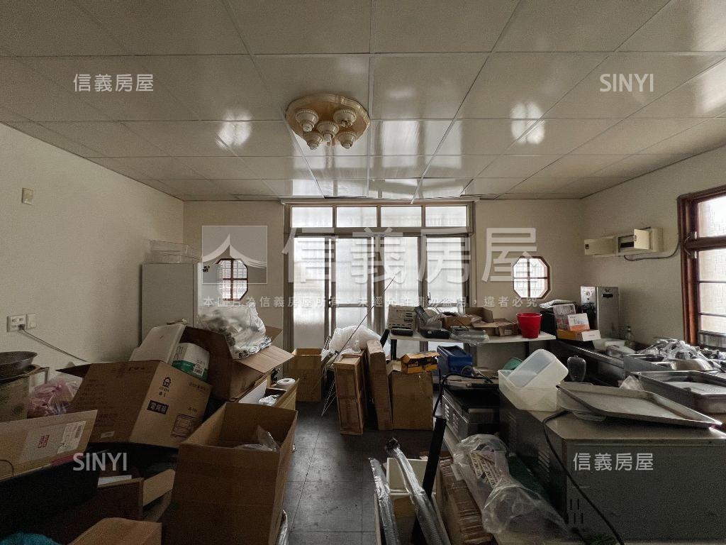 大面寬美術館朝南別墅房屋室內格局與周邊環境