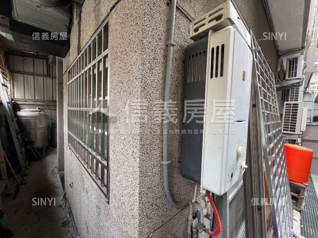 大面寬美術館朝南別墅房屋室內格局與周邊環境