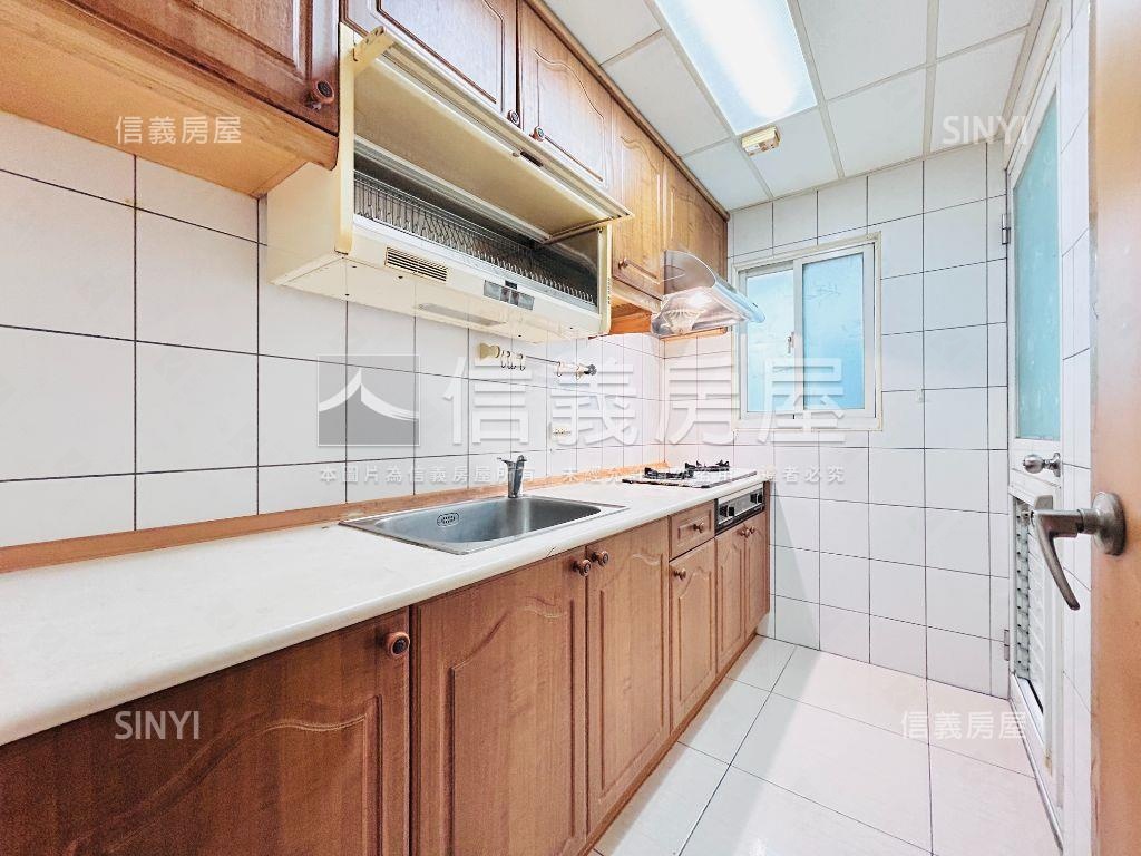 薪傳次頂樓兩房車位房屋室內格局與周邊環境