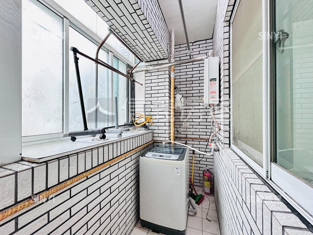 薪傳次頂樓兩房車位房屋室內格局與周邊環境