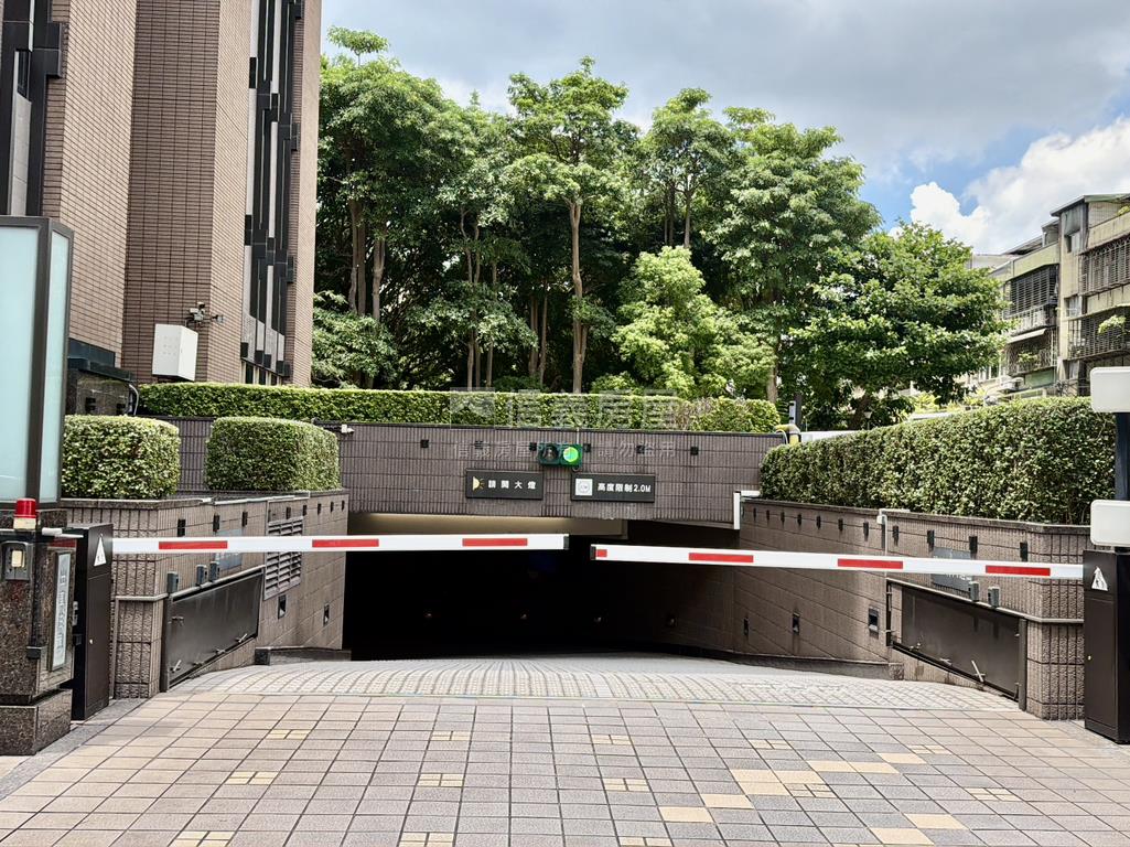 台北之冠機械車位房屋室內格局與周邊環境