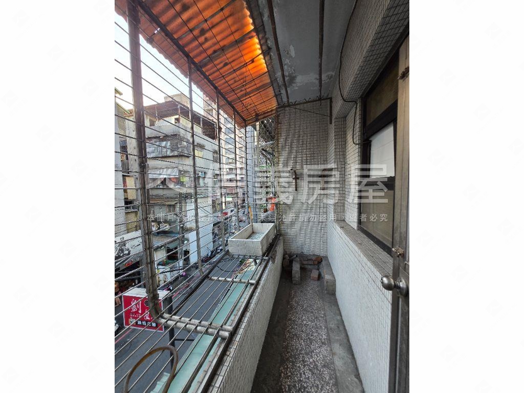 捷運公寓三樓房屋室內格局與周邊環境