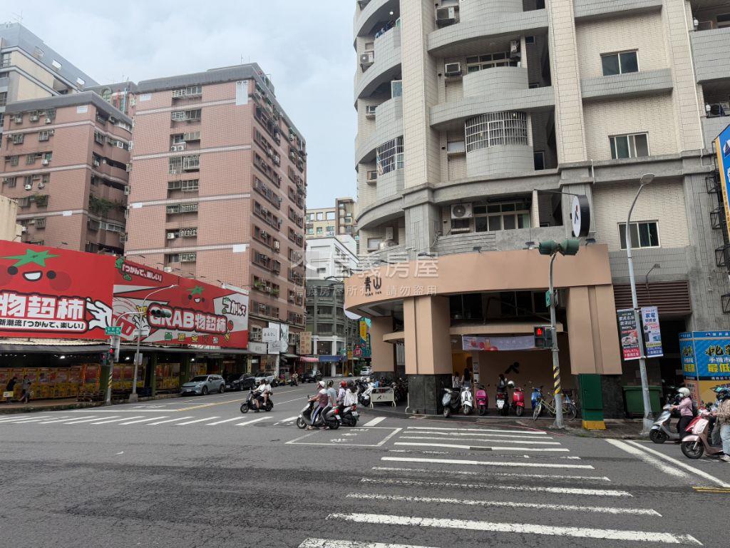 瑞豐夜市大面寬三角店面房屋室內格局與周邊環境