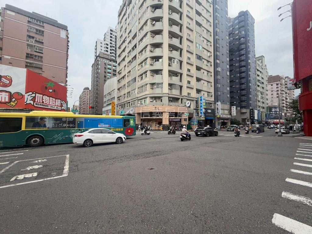 瑞豐夜市大面寬三角店面房屋室內格局與周邊環境