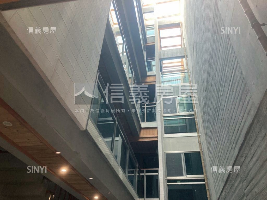 北區園道旁臨路清水模別墅房屋室內格局與周邊環境