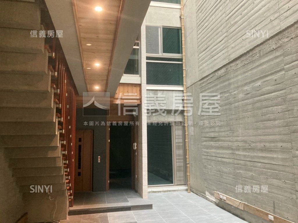 北區園道旁臨路清水模別墅房屋室內格局與周邊環境