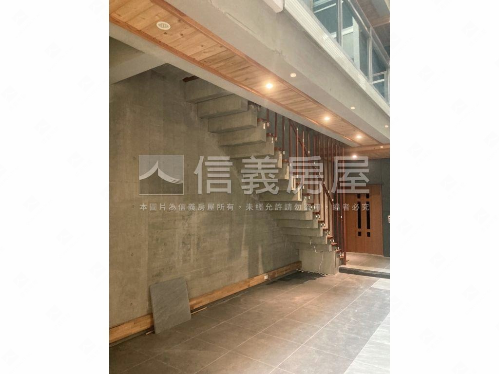 北區園道旁臨路清水模別墅房屋室內格局與周邊環境