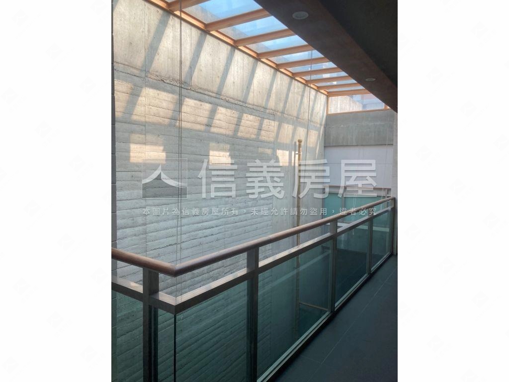 北區園道旁臨路清水模別墅房屋室內格局與周邊環境