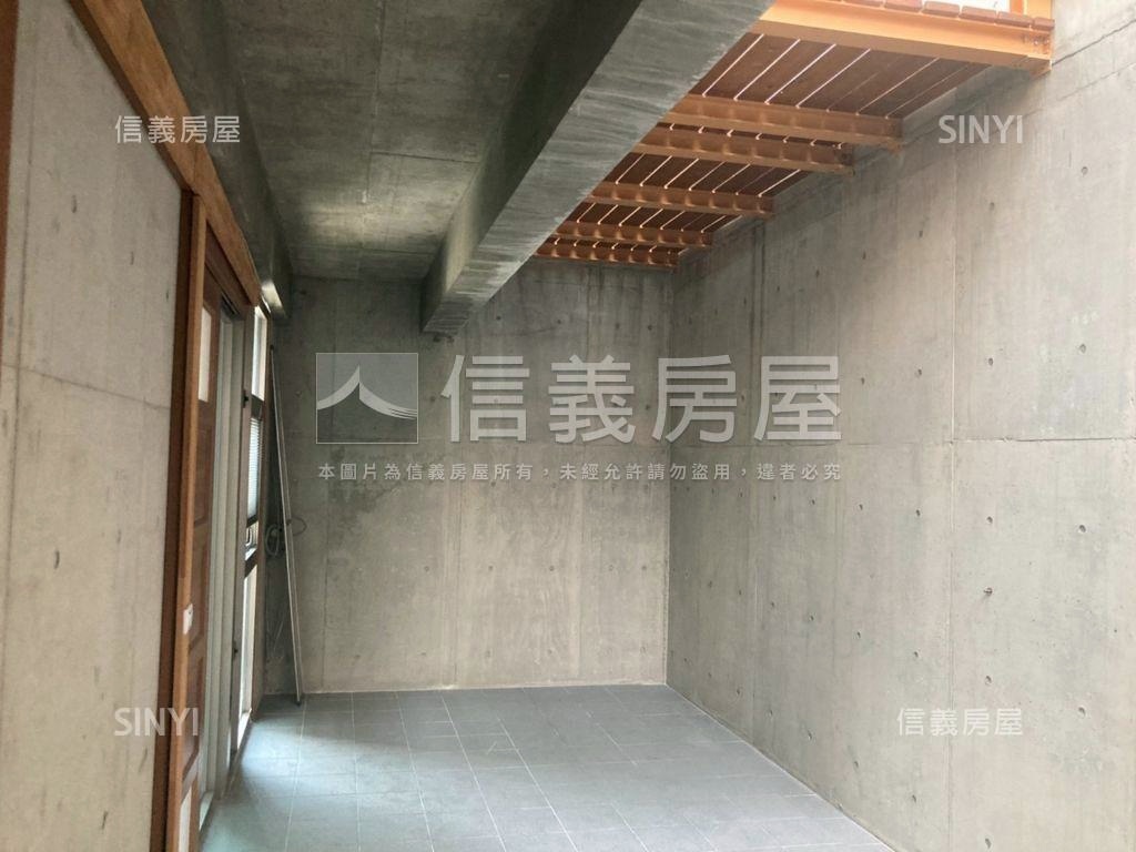北區園道旁臨路清水模別墅房屋室內格局與周邊環境
