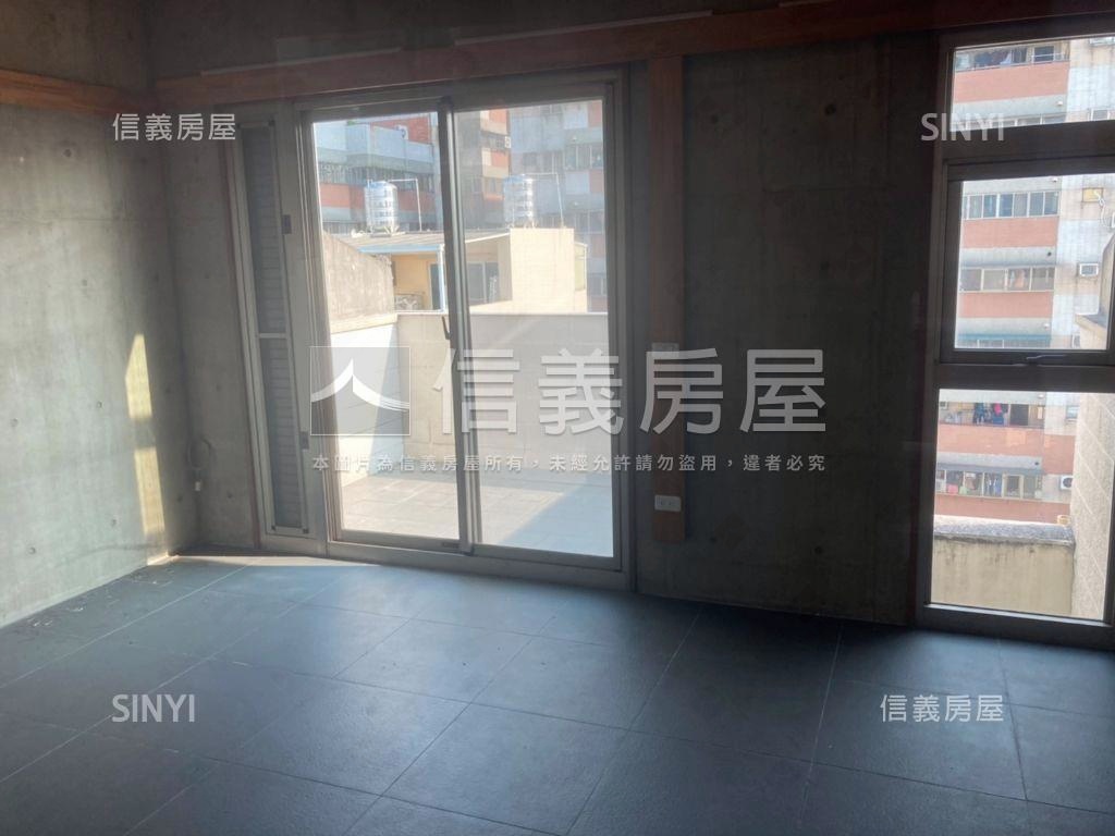 北區園道旁臨路清水模別墅房屋室內格局與周邊環境