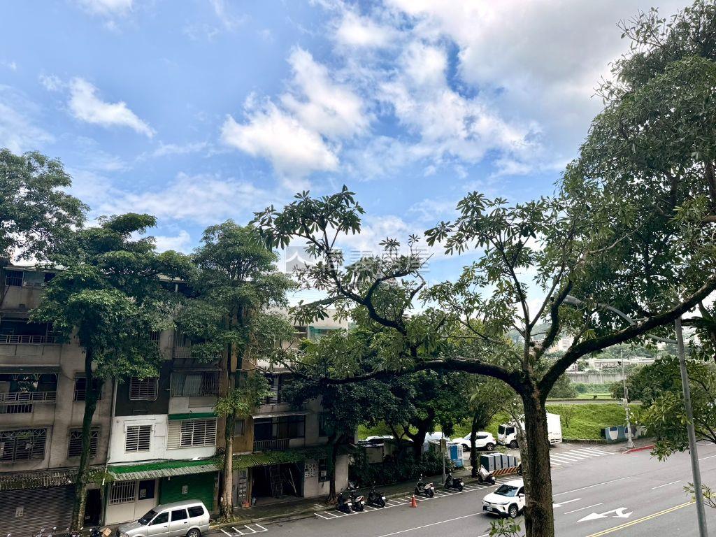 新光路稀有三房坡平車位房屋室內格局與周邊環境