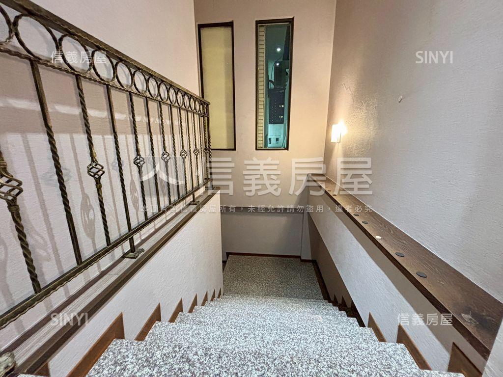 郡平路知名企業角窗店住房屋室內格局與周邊環境