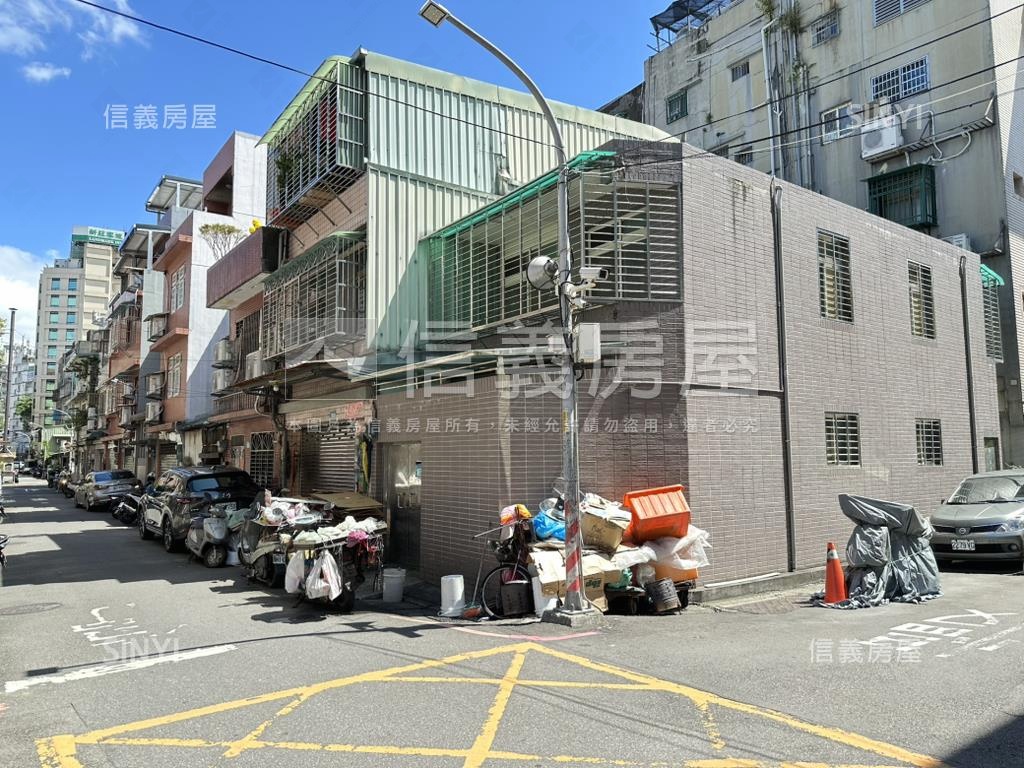 新莊體育館靜巷三角窗透天房屋室內格局與周邊環境